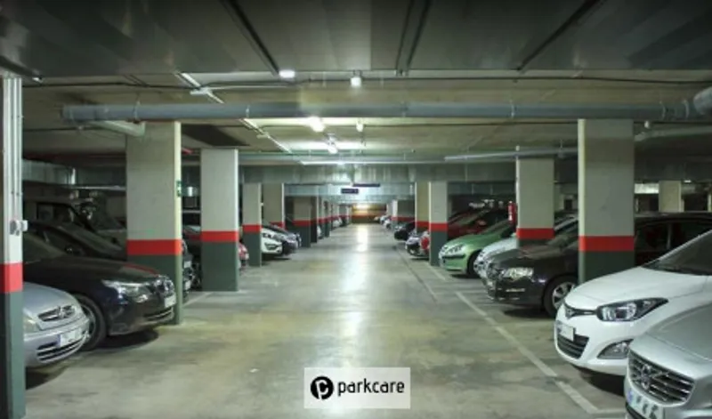 Coches aparcados en plazas interiores Victoria Parking Alicante
