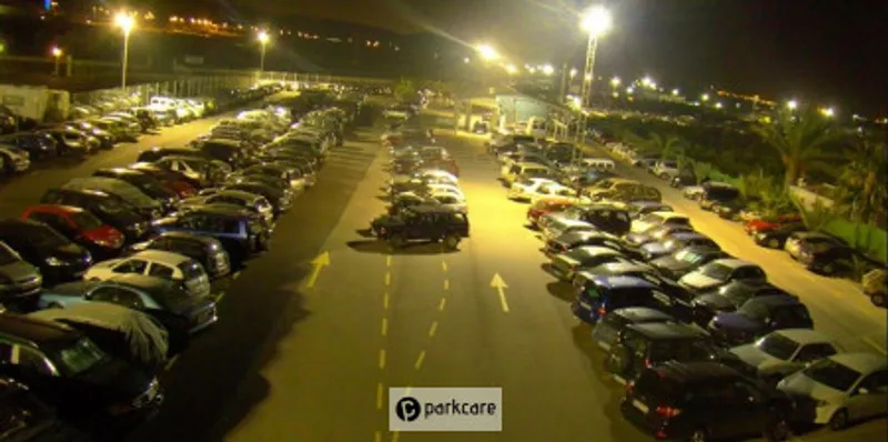 Vista aérea nocturna de Aquacar Parking Alicante