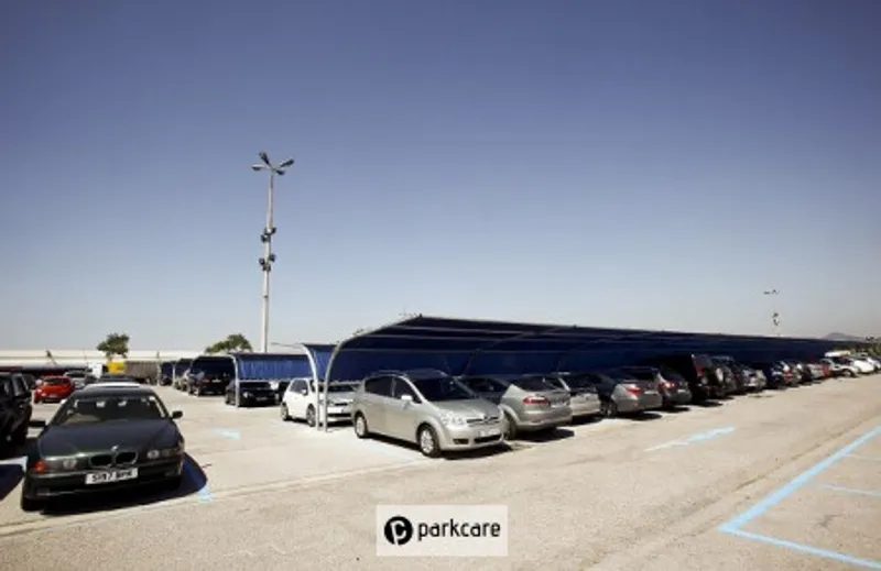 Vehículos en el parking exterior cubierto Aparca&go Valet Barcelona