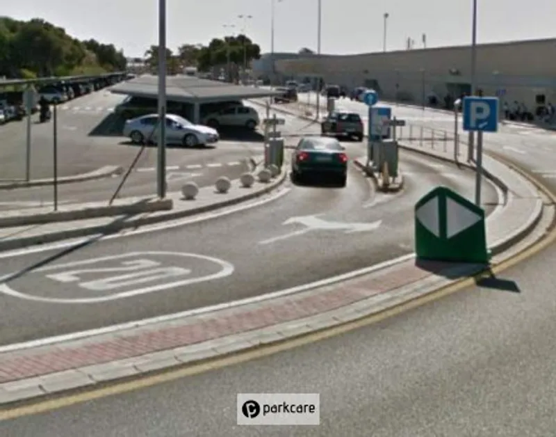 Acceso de entrada al Parking Aeropuerto Almería P1