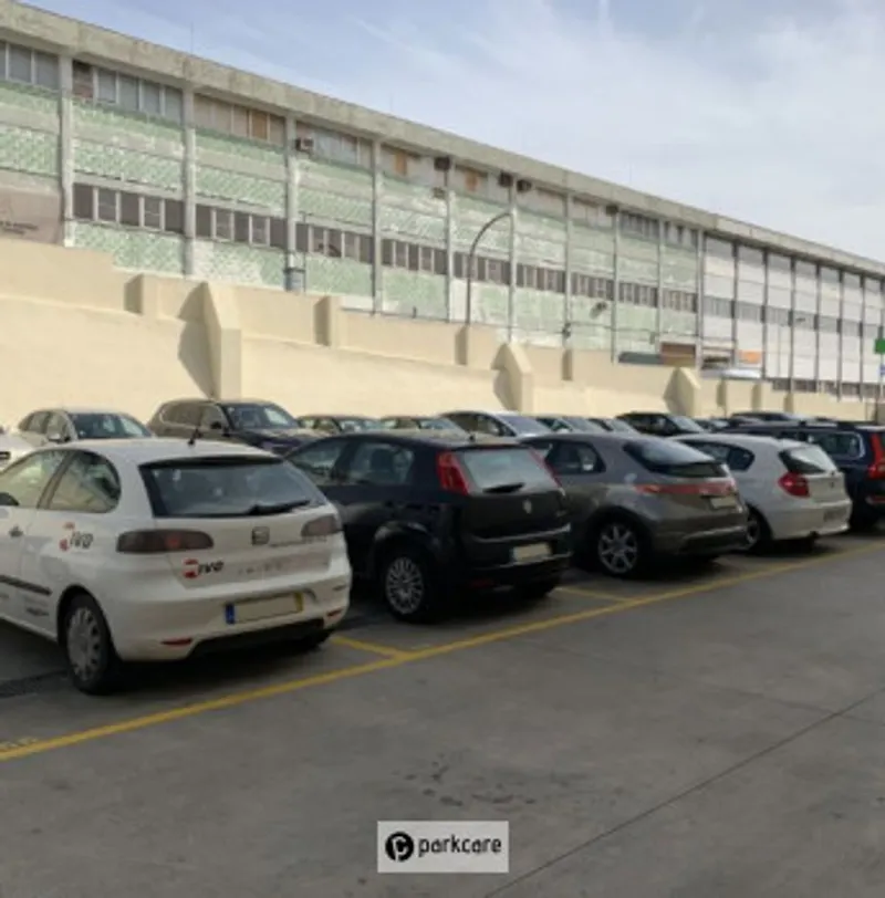 Coches aparcados en Parking Terminal 1 Aparcacoches Lisboa