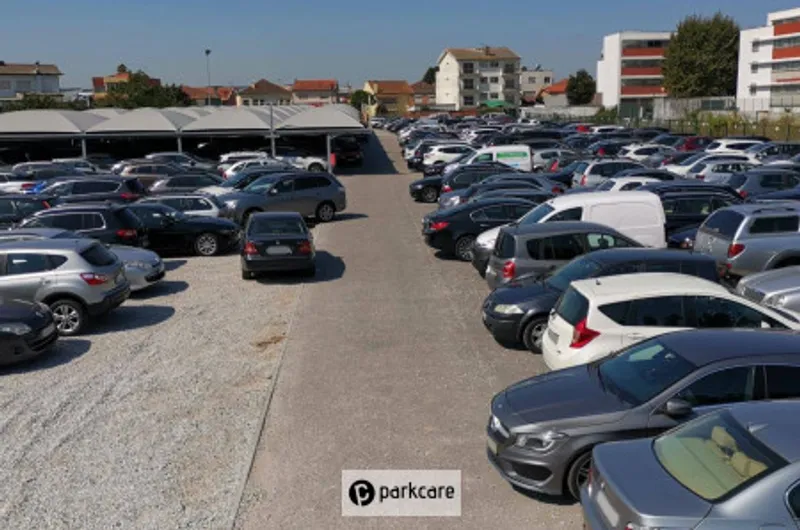 Vista externa de parking low cost Oporto