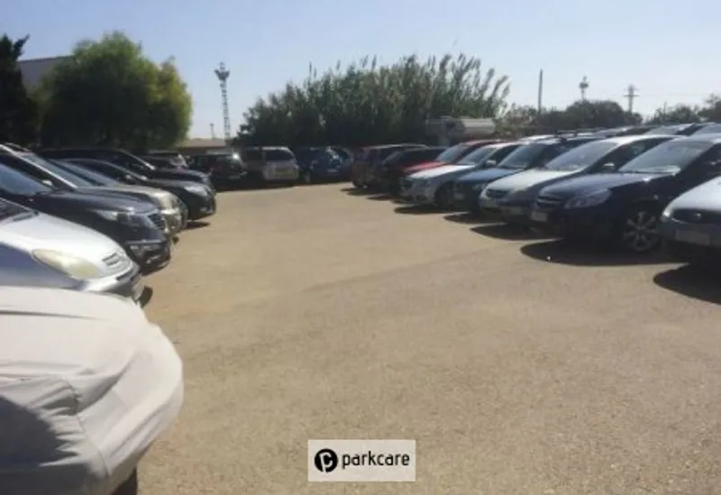 Coches aparcados en VIP Parking Alicante