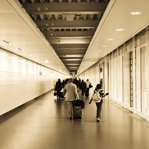 gente caminando con maletas en el aeropuerto.